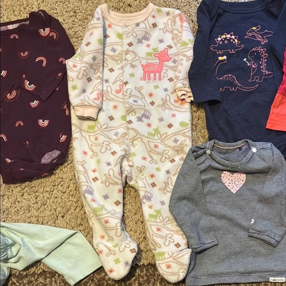 Assorted set of shirts, sleeper and pants. - Picture 8 of 16